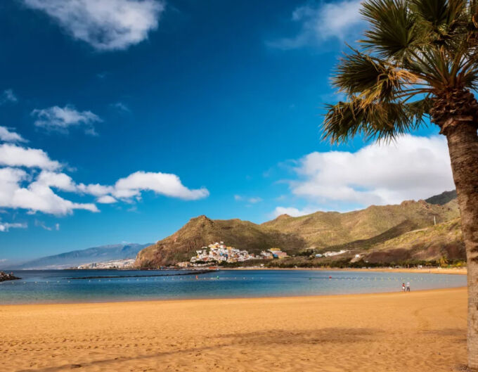 Bãi biển Playa de Las Teresitas lúc vắng khách