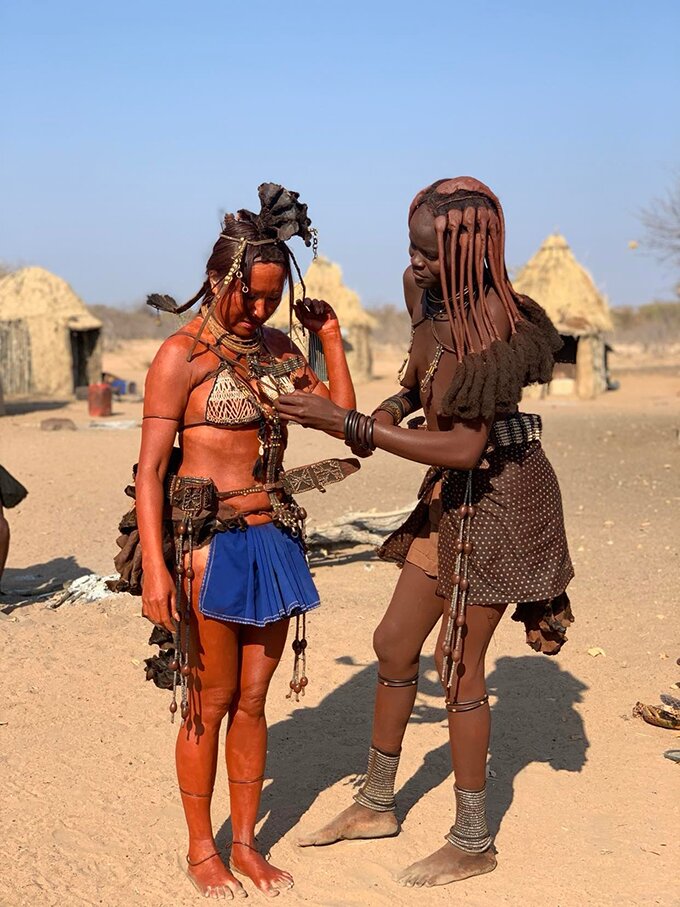 Người dân bộ tộc Himba mặc trang phục truyền thống cho du khách