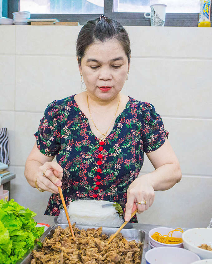 Chủ quán bánh ướt cuốn thịt nướng Huế