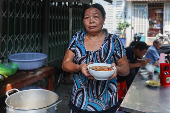 Bà Dung chủ quán bún bò ở Sài Gòn giá từ 10.000 đồng