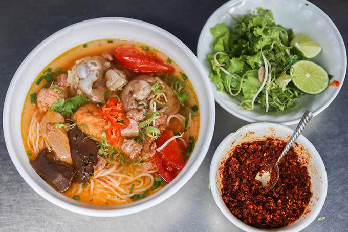 Bát bún bò với riêu cua giá 20.000 đồng