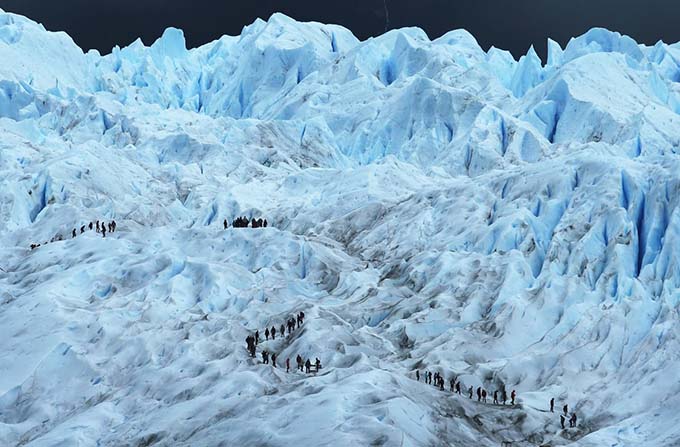 Du khách đi bộ trên sông băng Perito Moreno