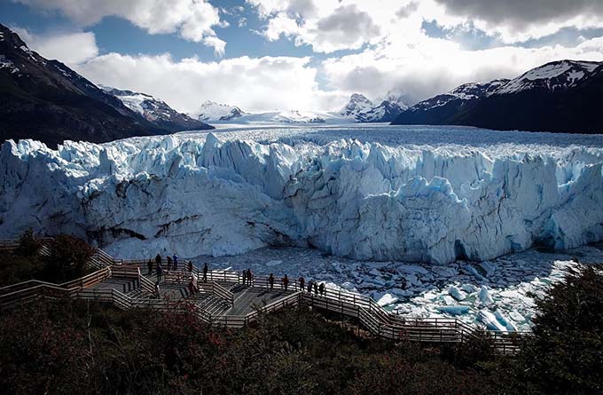 Du khách quan sát sông băng Perito Moreno